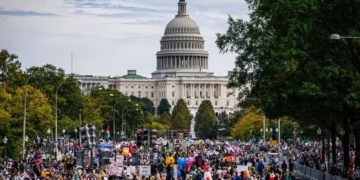 ملايين الأمريكيين يتظاهرون تحت شعار “لا للملوك” احتجاجا على سياسات ترامب والحرب مع إيران