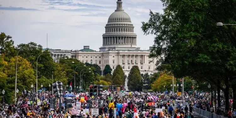 ملايين الأمريكيين يتظاهرون تحت شعار “لا للملوك” احتجاجا على سياسات ترامب والحرب مع إيران