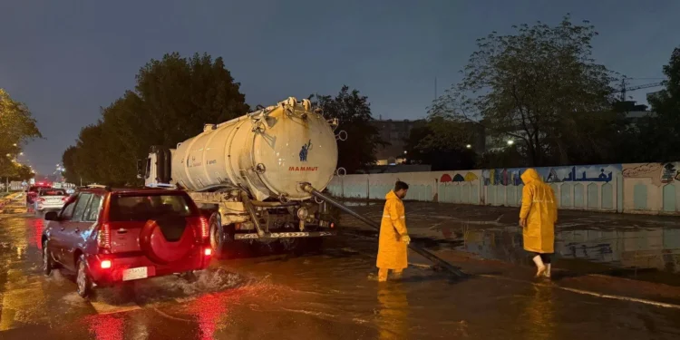 أمانة بغداد تستنفر جميع دوائر البلدية والفنية لسحب مياه الأمطار