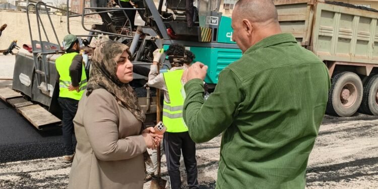 الحميداوي تتابع ميدانياً أعمال تبليط الشوارع في الأمين ضمن حملة “بغداد أجمل”