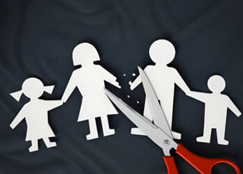 تفكك الأسرة: الجذور والحلول وإعادة البناء الاجتماعي