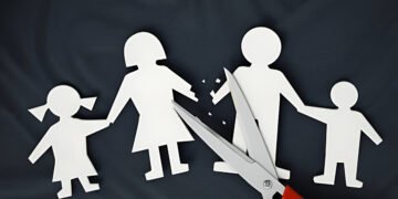 تفكك الأسرة: الجذور والحلول وإعادة البناء الاجتماعي