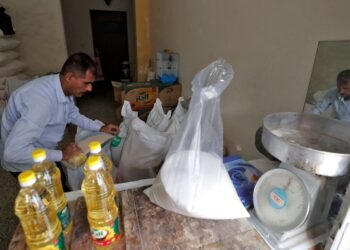 العمل تنفي إيقاف الحصة التموينية عن مستفيدي الرعاية الاجتماعية