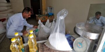 العمل تنفي إيقاف الحصة التموينية عن مستفيدي الرعاية الاجتماعية