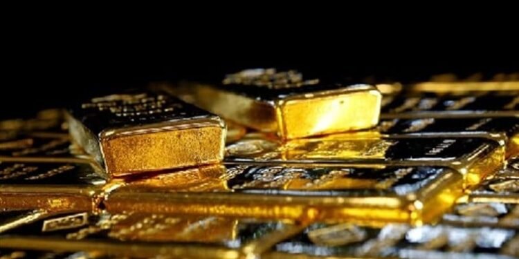 أسعار الذهب ترتفع بشكل طفيف بدعم من تراجع سعر الدولار