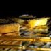 أسعار الذهب ترتفع بشكل طفيف بدعم من تراجع سعر الدولار