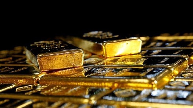 أسعار الذهب ترتفع بشكل طفيف بدعم من تراجع سعر الدولار