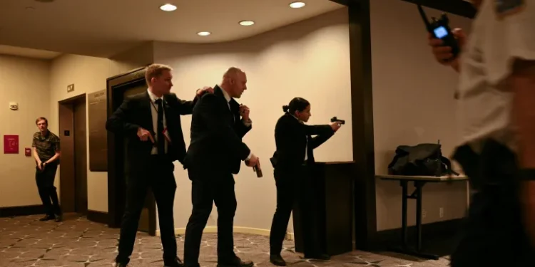 خلال حفل عشاء مراسلي البيت الأبيض..إطلاق نار وإجلاء لترامب وأعضاء حكومته