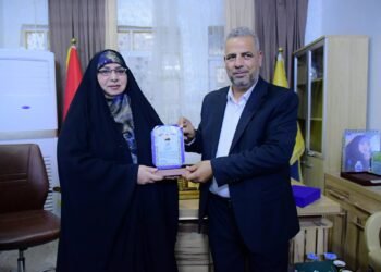 أمين مجلس كربلاء تبحث مع وفد من “كتائب سيد الشهداء” تعزيز التعاون الخدمي وتتلقى درعاً تكريمياً