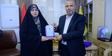 أمين مجلس كربلاء تبحث مع وفد من “كتائب سيد الشهداء” تعزيز التعاون الخدمي وتتلقى درعاً تكريمياً