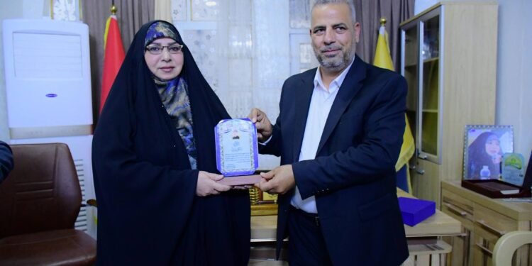 أمين مجلس كربلاء تبحث مع وفد من “كتائب سيد الشهداء” تعزيز التعاون الخدمي وتتلقى درعاً تكريمياً