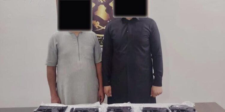 مكافحة الجريمة المنظمة في الأنبار تطيح بتاجري أسلحة غير مرخصة وبحوزتهما 19 مسدساً