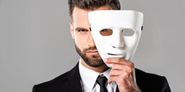قناع المثالية: الإنسان الذي يعيش بشخصيتين