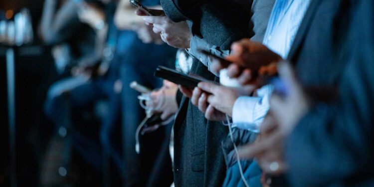 كيف أعادت الشبكات الاجتماعية تشكيل الوعي السياسي وصناعة الرأي العام؟