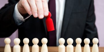 كيف يعيد السلوك الفردي تشكيل المجتمع؟