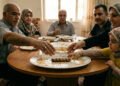 اللقمة الأخيرة: طقس صغير يكشف نظاماً خفياً في العلاقات الاجتماعية