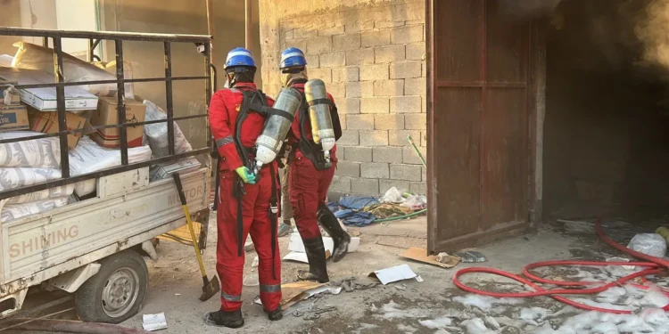 إخماد حريق داخل مخزن للمواد البلاستيكية في مدينة الصدر ببغداد