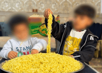 العراق.. تحذير من خطورة تناول الأطفال مشروبات الطاقة والأندومي