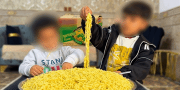 العراق.. تحذير من خطورة تناول الأطفال مشروبات الطاقة والأندومي