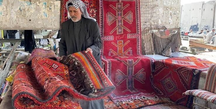 هوية تراثية تقاوم الأفول.. صناعة السجاد اليدوي في العراق بين الاندثار و نقص الدعم