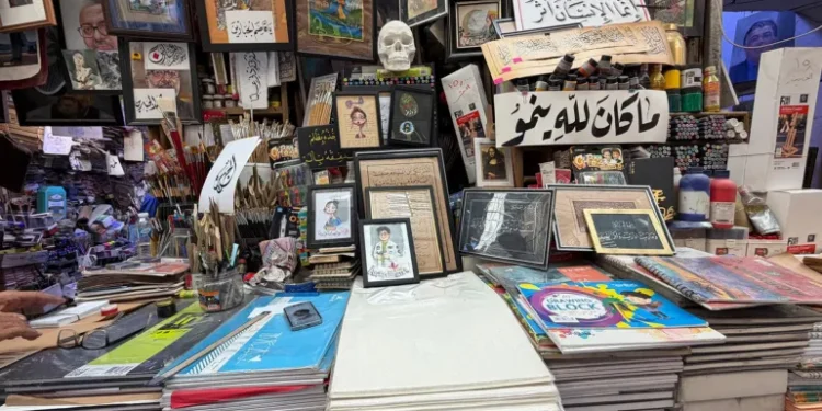 القلم يحوّل دكانًا صغيرًا في المتنبي إلى متحف شعبي يضم أكثر من مليون قطعةلا