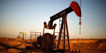 النفط يتراجع بعد اتفاق “أوبك+” على رفع أهداف الإنتاج