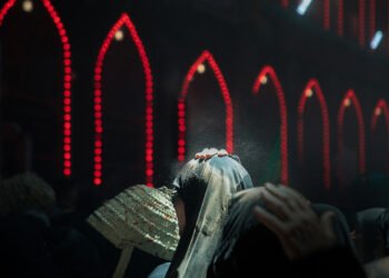 حين يصبح غبارُ الزائرِ وسامَ شرف .. خدمةُ زائرِ الحسين عليه السلام رسالةُ إنسانٍ يحملُ نورَ كربلاء إلى العالم