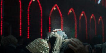 حين يصبح غبارُ الزائرِ وسامَ شرف .. خدمةُ زائرِ الحسين عليه السلام رسالةُ إنسانٍ يحملُ نورَ كربلاء إلى العالم