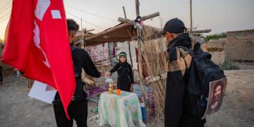 اقتصاد الخدمة المجانية: كيف تحولت زيارة الأربعين إلى أكبر نموذج إنساني خارج معادلات السوق؟