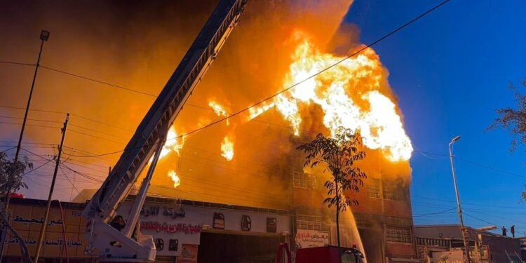 حريق الضلال.. تسجيل 3 إصابات بصفوف الدفاع المدني