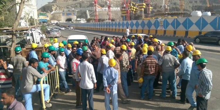 قطع أرزاق الناس.. عصا دول الخليج لتصفية حساباتها السياسية