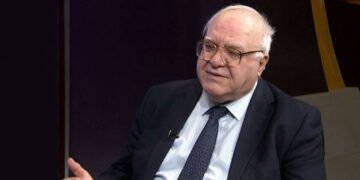 مستشار حكومي: العراق بحاجة إلى 10 مليارات دولار لتجاوز الأزمة المالية
