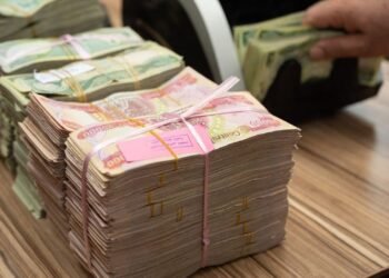 أزمة الرواتب تتصاعد.. دعوات حكومية لإيجاد حلول وتحذيرات من الاحتقان