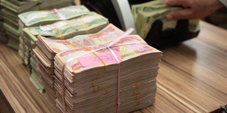 أزمة الرواتب تتصاعد.. دعوات حكومية لإيجاد حلول وتحذيرات من الاحتقان