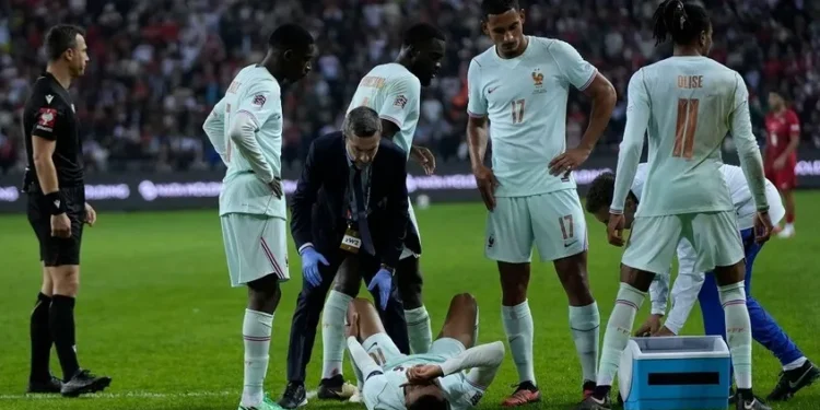 طبيب حذر قبل أيام.. هل الحذاء سبب إصابة مبابي؟